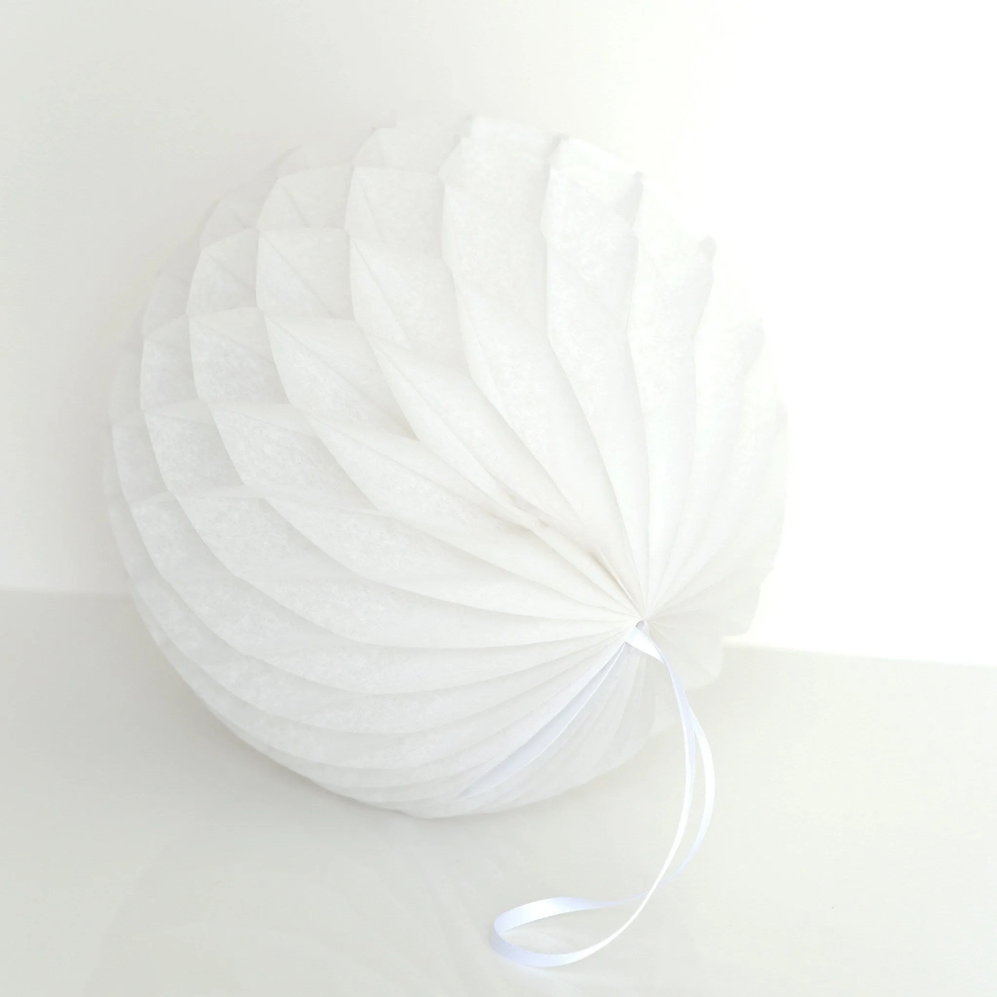 Pearlesence Pearl white paper honeycomb - hanging party decoration