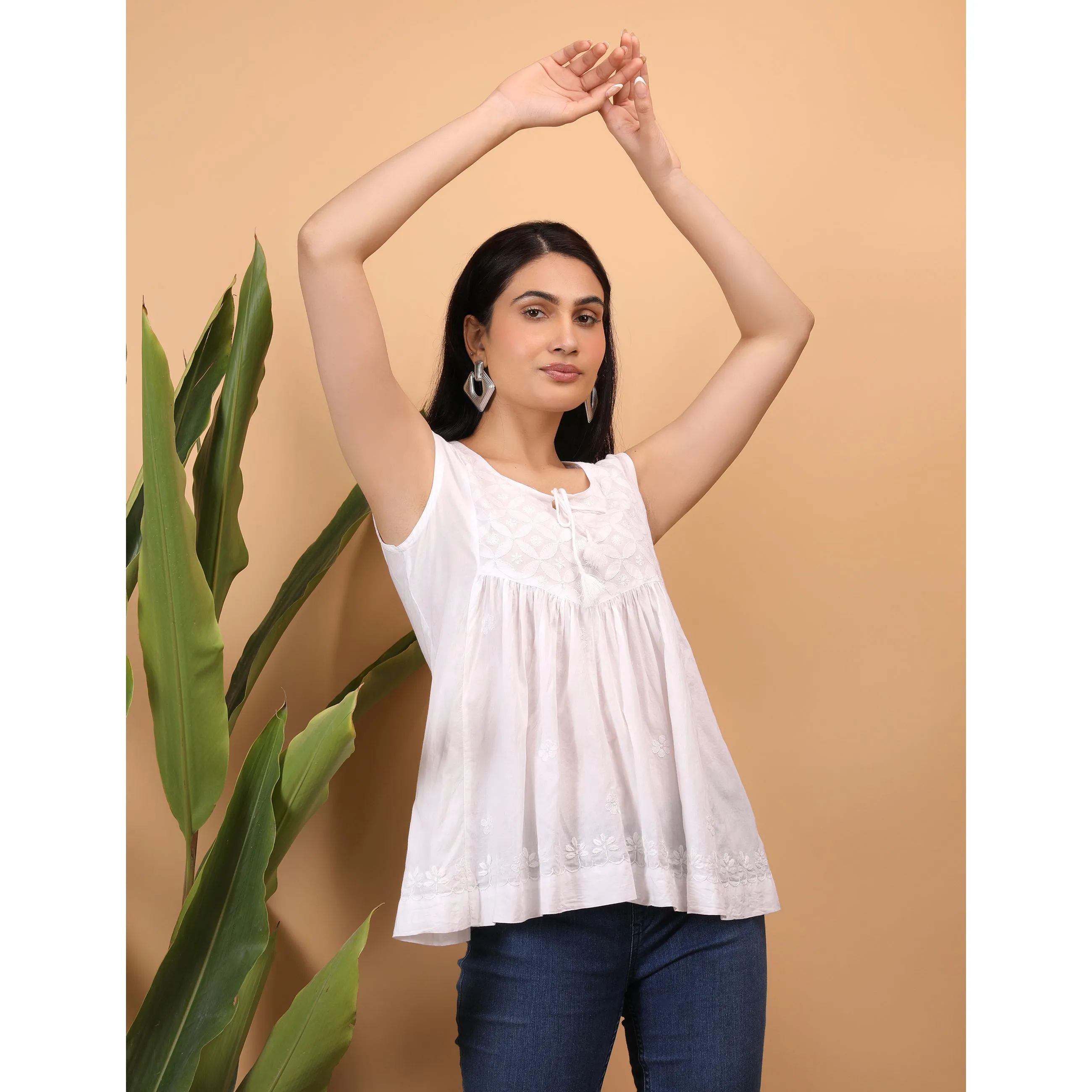 Shwet Women White Chikankari Sleevless Yoke Top