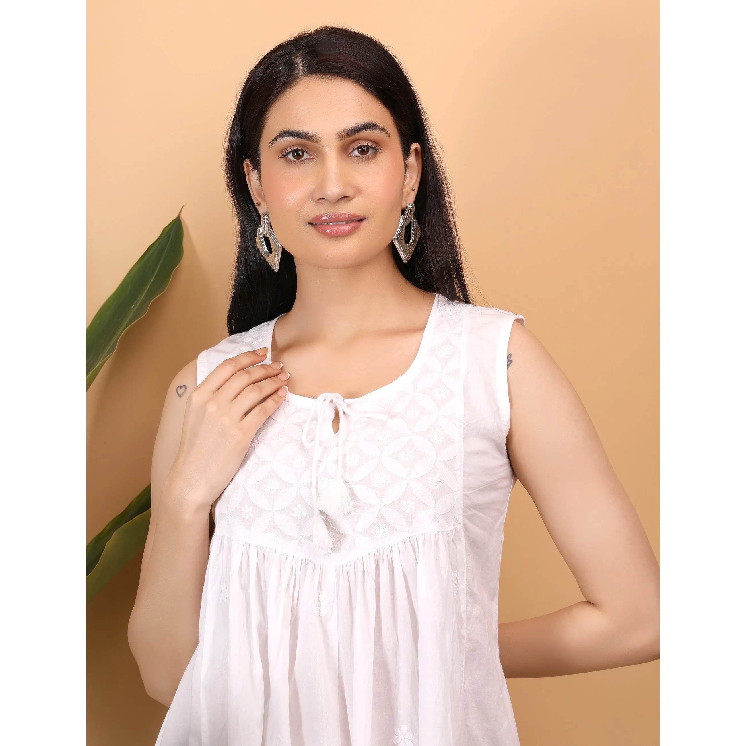 Shwet Women White Chikankari Sleevless Yoke Top