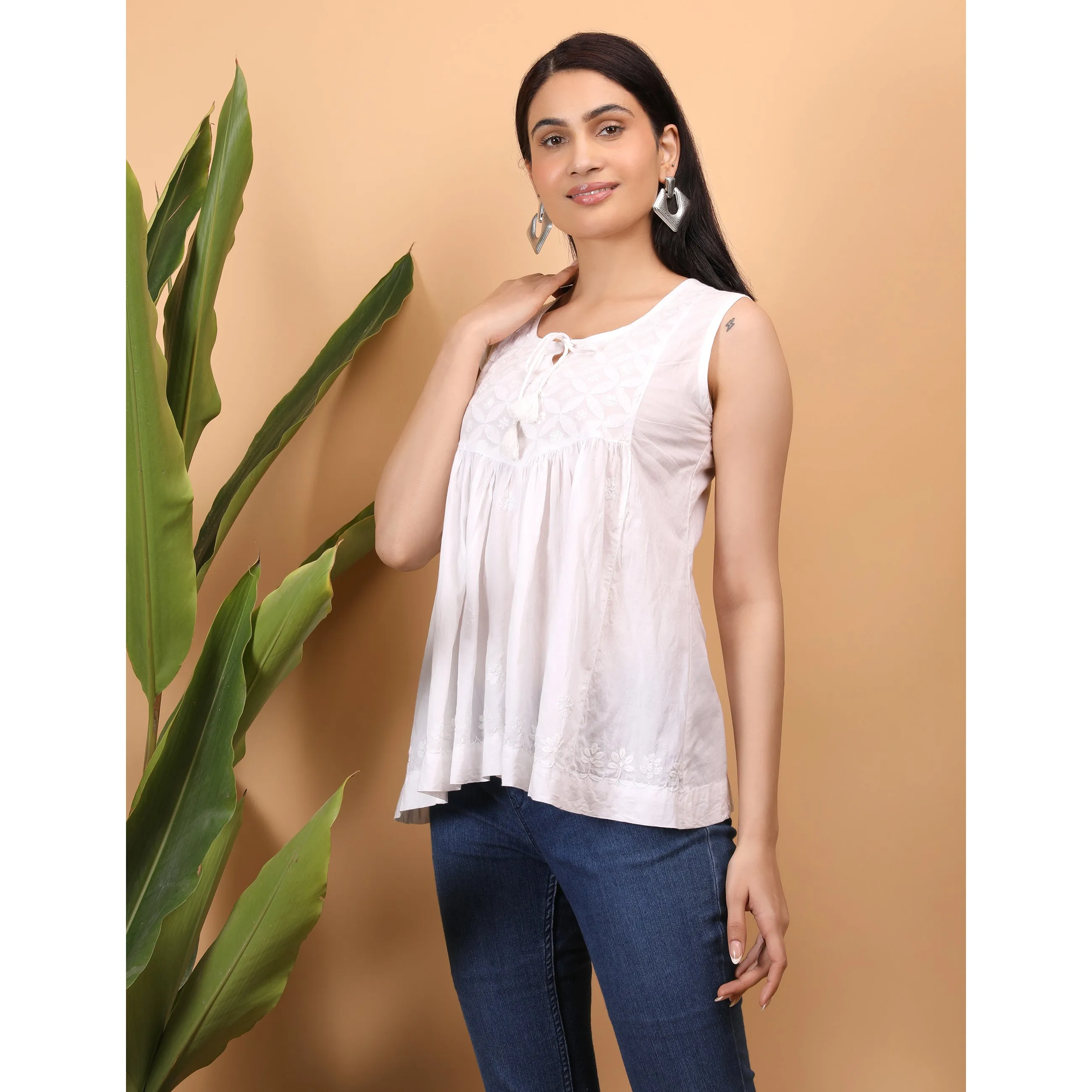 Shwet Women White Chikankari Sleevless Yoke Top