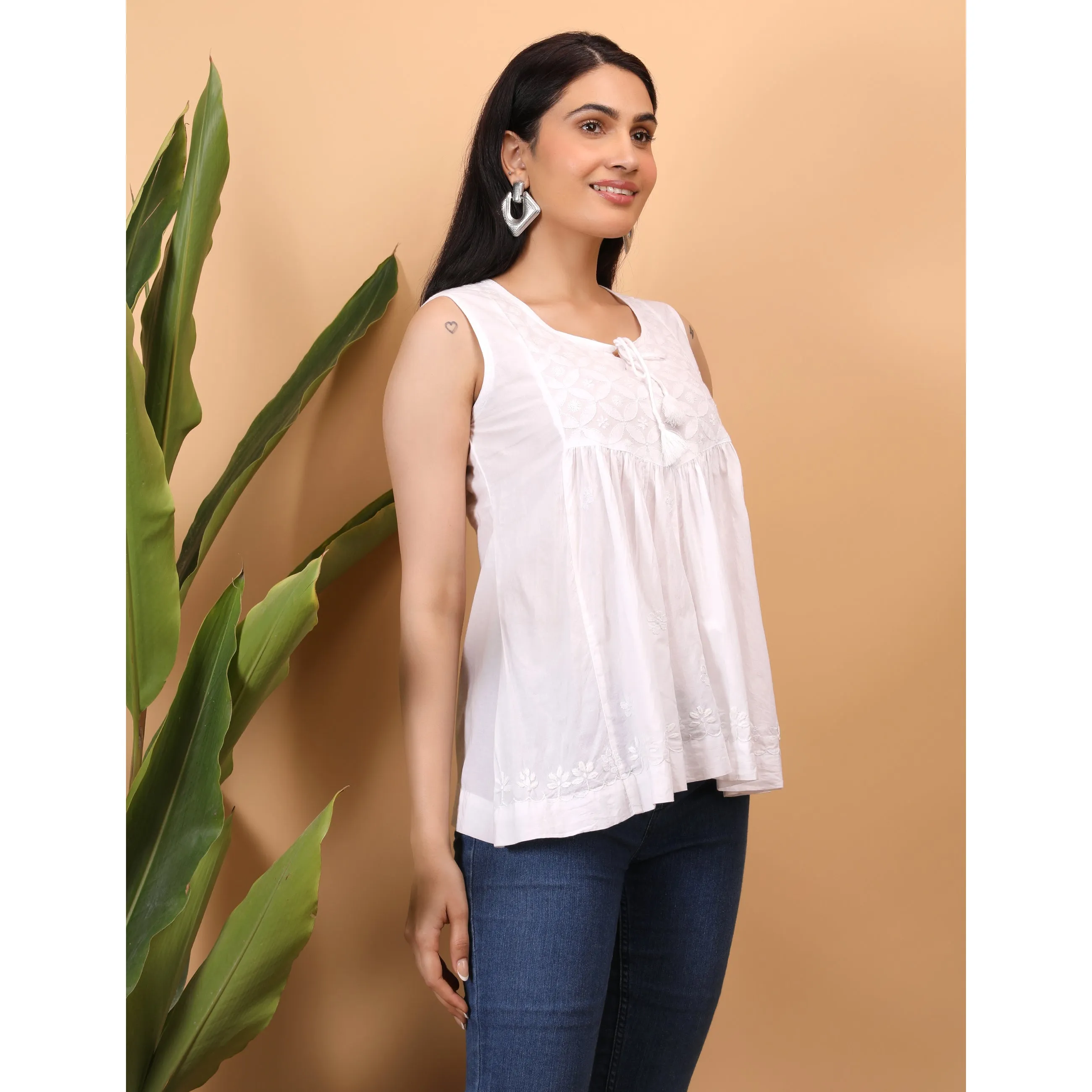 Shwet Women White Chikankari Sleevless Yoke Top